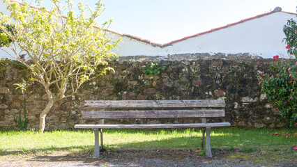 Banco rústico de madera en plaza de pueblo