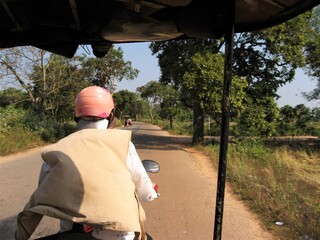 Naklejka premium カンボジア、シェムリアップのバンテアイスレイ（ボンティアイスレイ）にトゥクトゥクで行く途中。 On the way to Banteay Srei by Tuk Tuk in Siem Reap, Cambodia.