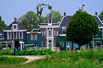 Fototapeta na wymiar Fachadas de casas históricas em Zaanse Schans. Amsterdam. Holanda. ..