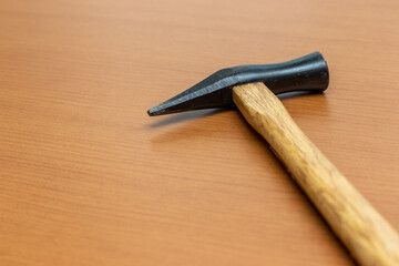 木製の柄に黒いヘッドが取り付けられたハンマー