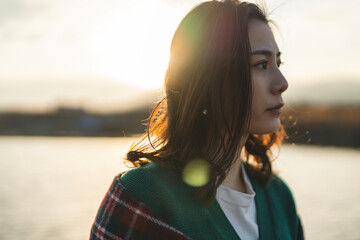 夕暮れの中の女性