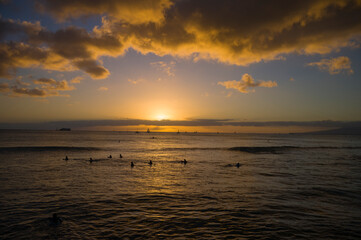 Fototapeta na wymiar Waikiki Sunset With a Green Flash on The Horizon.