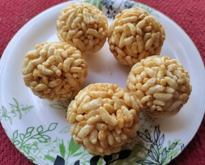 Indian Traditional Puffed Rice Balls is a sweet made using puffed rice mixed with jaggery, Murmura Laddoo, Churmura Laddoo or Pori Urundai
