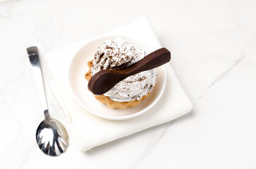 Cake basket with protein white cream.