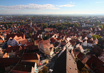 Ausblick vom Turm Daniel über die Dächer der historischen, mittelalterlichen Stadt Nördlingen im...