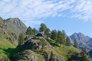 Wandern mit Blick auf die Berggipfel über dem Passeier Tal, Südtirol, Alpen, Italien, Europa