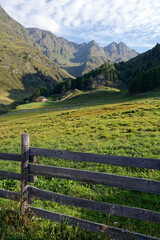 Fototapeta na wymiar Wandern mit Blick auf die Berggipfel über dem Passeier Tal, Südtirol, Alpen, Italien, Europa