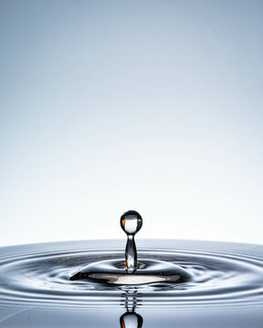 Krople spadające do wody z dodatkowymi kolorami