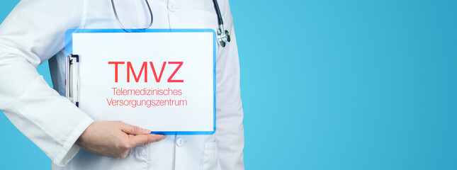 TMVZ (Telemedizinisches Versorgungszentrum). Arzt mit Stethoskop hält blaues Klemmbrett. Text...