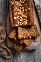 tranche de banana bread végétal fait maison avec des cacahuètes grillées