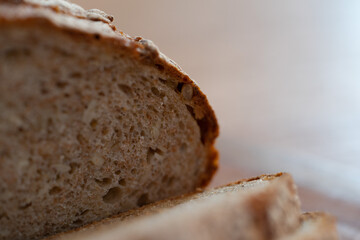 Brot - geschnitten auf einem Holzbrett