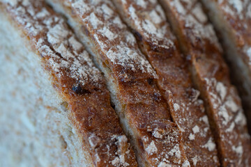 Brot - geschnitten auf einem Holzbrett