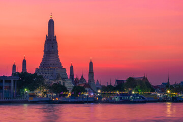 Naklejka premium BANGKOK, THAILAND, 8 JANUARY 2020: the Temple of wat Arun at twilight