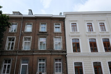 Fototapeta na wymiar FU 2020-07-26 Belgien ruck 101 Fassade von zwei alten Häusern