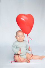 Fototapeta na wymiar baby with heart balloon