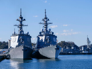 横須賀港に停泊する軍艦