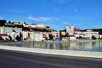 Blick auf Veste Oberhaus und St. Michaelskirche in Passau (Bayern, Deutschland)