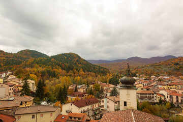 In viaggio in treno con la transiberiana ad Alfedena e Scontrone due paesi in Abruzzo. Natura e colori in autunno. Ruscelli e alberi