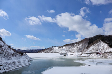 2月（冬） 降雪後の味噌川ダムと、一部が凍結した奥木曽湖 長野県