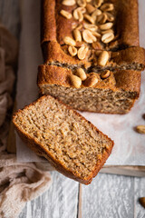 tranche de banana bread végétal fait maison avec des cacahuètes grillées