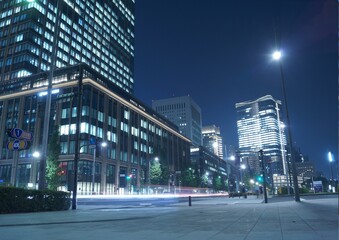 都会の大通りの夜景
