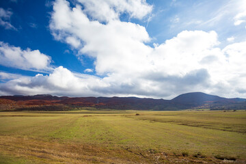 Fototapeta premium Vista panoramica dal treno in Abruzzo. La transiberiana d'Abruzzo.Alberi in autunno