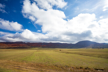 Vista panoramica dal treno in Abruzzo. La transiberiana d'Abruzzo.Alberi in autunno