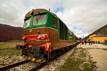 Viaggio in treno in Abruzzo, la transiberiana d'italia, Viaggio tra monti e boschi in autunno, un paesaggio bellissimo
