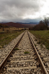 Fototapeta na wymiar Viaggio in treno in Abruzzo, la transiberiana d'italia, Viaggio tra monti e boschi in autunno, un paesaggio bellissimo 