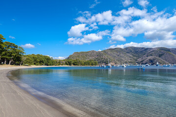 春の美しい海と砂浜　静岡県沼津市戸田の御浜岬