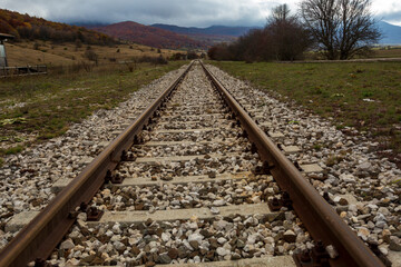 Obraz premium Viaggio in treno in Abruzzo, la transiberiana d'italia, Viaggio tra monti e boschi in autunno, un paesaggio bellissimo 