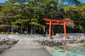 春の青空と美しい静岡県沼津市戸田の海　諸口神社の鳥居