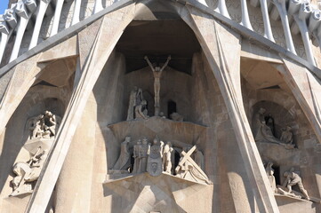 Obraz premium A famous majestic masterpiece of modernism and neogothic architecture Sagrada Familia catholic cathedral church in Barcelona, Catalonia, Spain