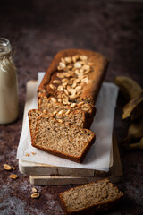 tranche de banana bread végétal fait maison avec des cacahuètes grillées