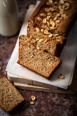 tranche de banana bread végétal fait maison avec des cacahuètes grillées