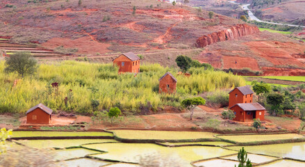 Maison traditionnelle en terre rouge sur la RN7 Madagascar