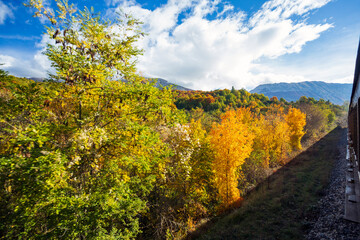 Fototapeta premium Viaggio in treno in Abruzzo, la transiberiana d'italia, Viaggio tra monti e boschi in autunno, un paesaggio bellissimo 