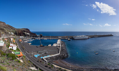 El Hierro, Kanarische Inseln - Hafen Puerto de La Estaca mit der Fähre, die die Insel mit Teneriffa verbindet