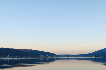 長野県の諏訪湖と富士山と綺麗な空