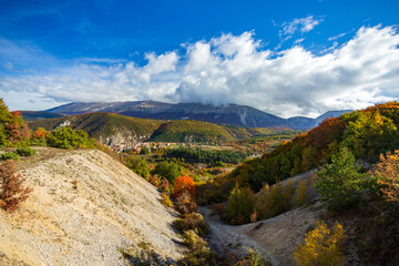 Fototapeta na wymiar Vista panoramica dal treno in Abruzzo. La transiberiana d'Abruzzo.Alberi in autunno