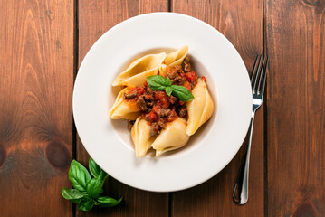 Piatto di deliziosi conchiglioni con ragu alla bolognese, Pasta Italiana 