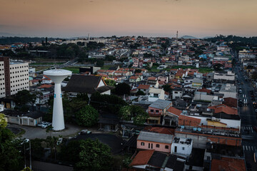 Caixa de água e visão de bairro na região central da cidade de Suzano no Estado de São Paulo - Brasil
