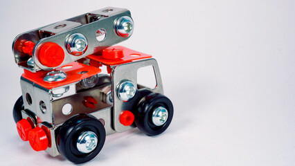 ボルトとナットで作ったおもちゃの消防車