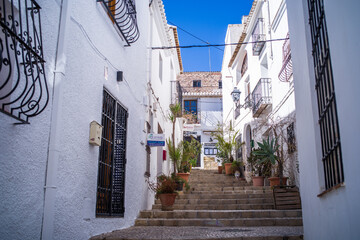 Fototapeta na wymiar old town of altea streets with red-tiled white houses and sea views 