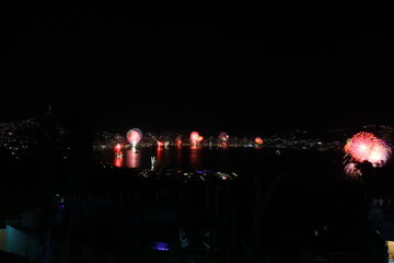 Acapulco año nuevo en la bahia con pirotecnia