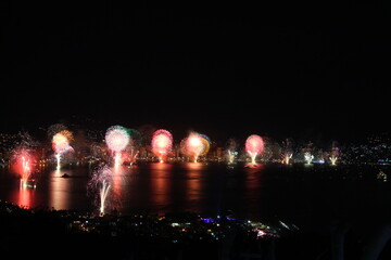 Acapulco año nuevo en la bahia con pirotecnia