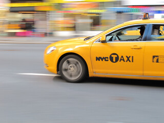 Fototapeta na wymiar Taxi in New York - lens and motion blurred. Taxi in New York - lens and motion blurred.