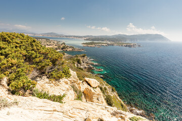 Côte de la méditerranée découpée en criques et baies encadrée de falaises. Archipel des...