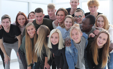 Fototapeta premium in full growth. happy young people standing together