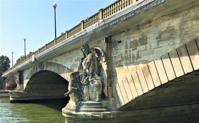 Fototapeta na wymiar Ángel en espera, Paris, Puentes, Ángel, Rio Sena